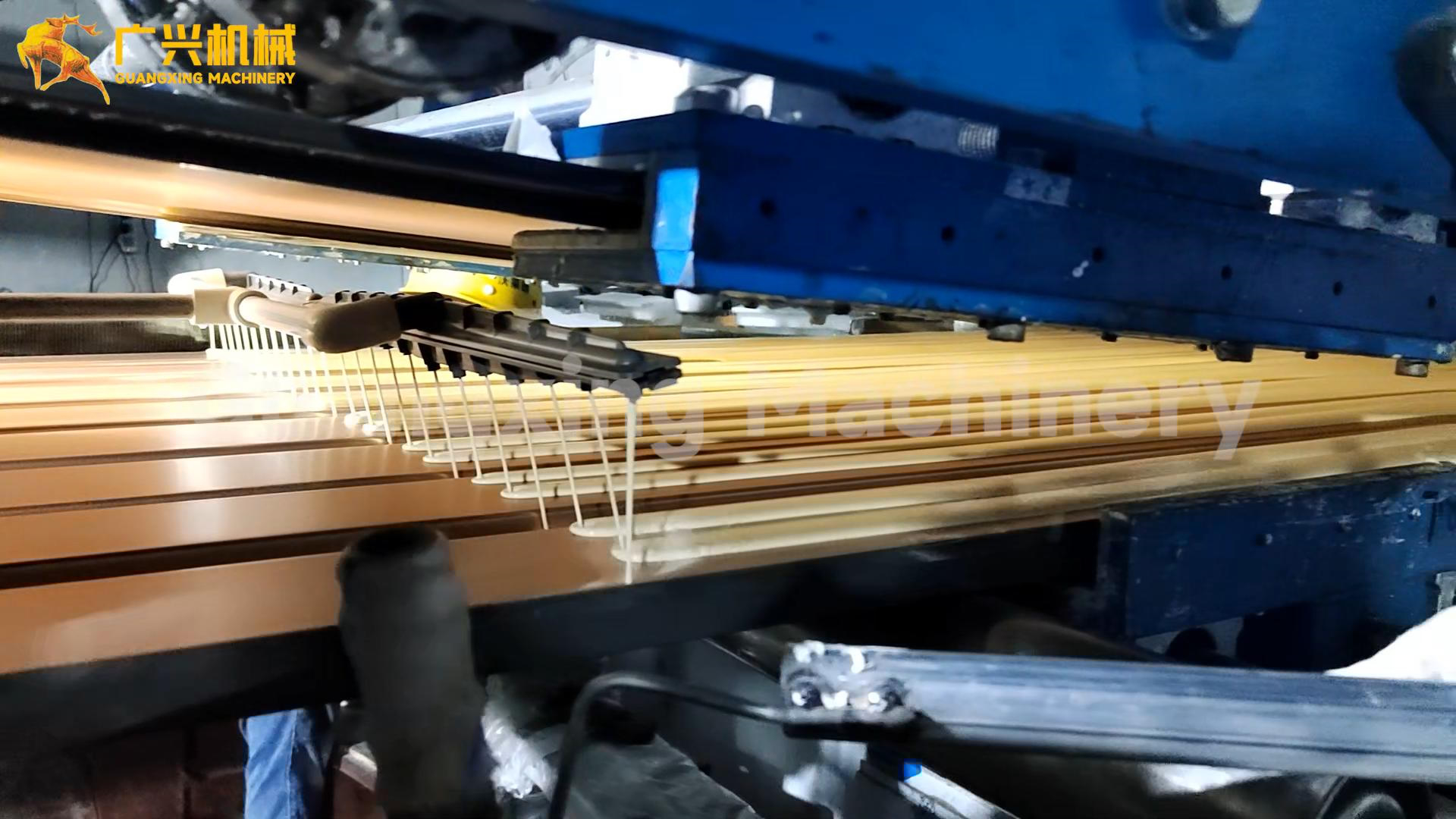 Glue Gun for Sandwich Panel Production Line